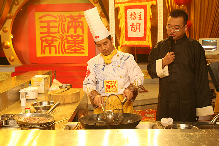 宝运莱集团胡满荣大师加入中央电视台《满汉全席》烹饪大赛现场